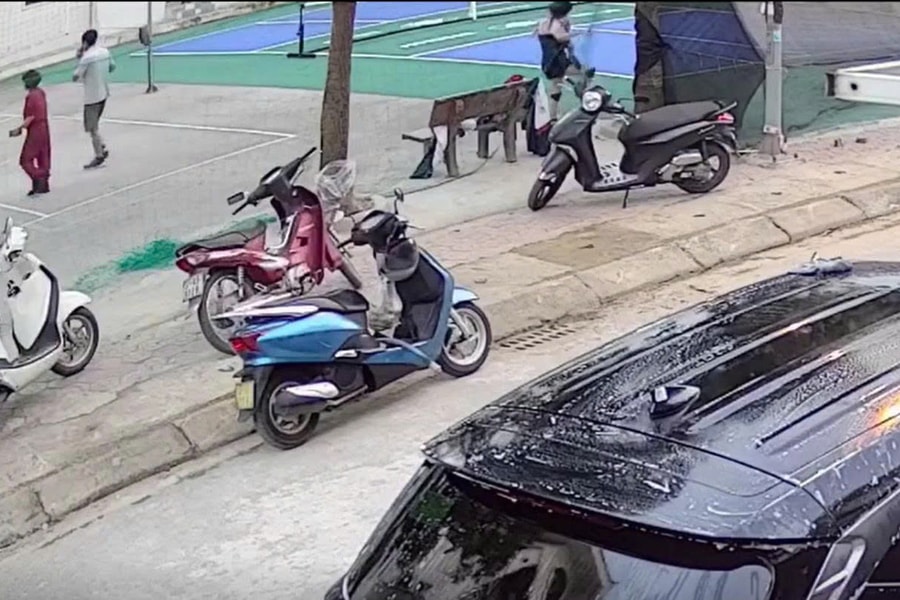Khen thưởng 2 bác sĩ kịp thời cứu người đột quỵ trên sân bóng chuyền