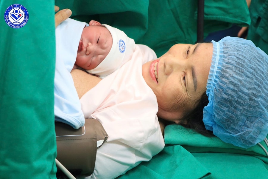 Hy hữu: Người mẹ 60 tuổi sinh con trai khỏe mạnh nặng 2,8kg