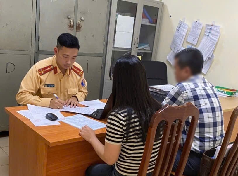 Hà Nội: Xử phạt tài xế dùng điện thoại khi lái xe, không để hành vi nhỏ gây hệ lụy lớn