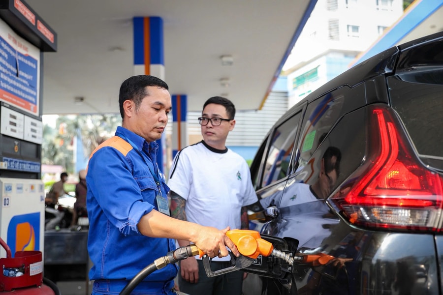 Không chỉ là chuyện giá xăng dầu