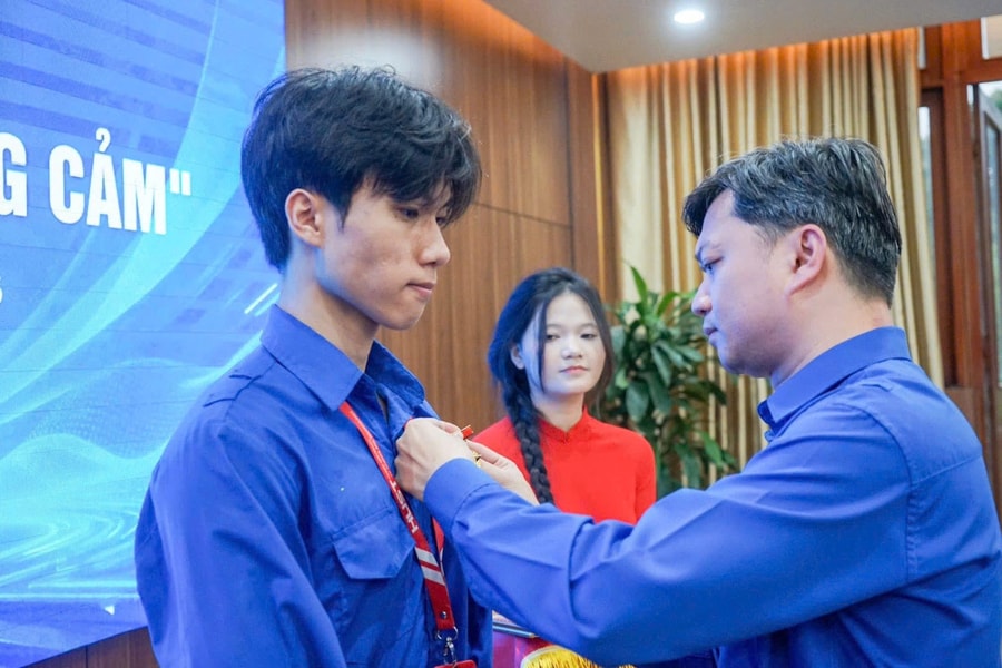 Trung ương Đoàn trao huy hiệu “Tuổi trẻ dũng cảm” cho nam sinh Bách Khoa cứu người trong vụ cháy tại Hà Nội