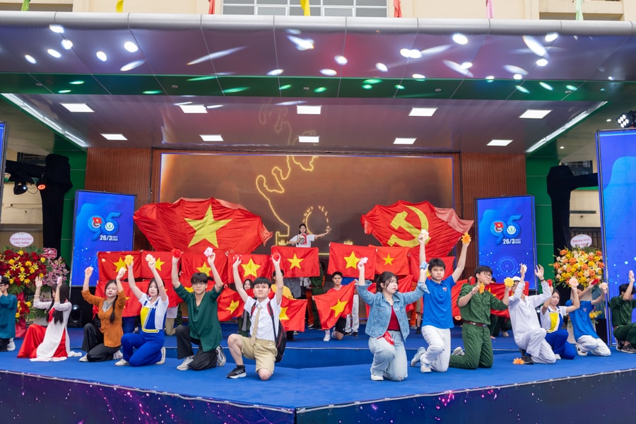 Học sinh Trường THPT Phan Huy Chú - Đống Đa lan tỏa tinh thần sống đẹp, sống có trách nhiệm