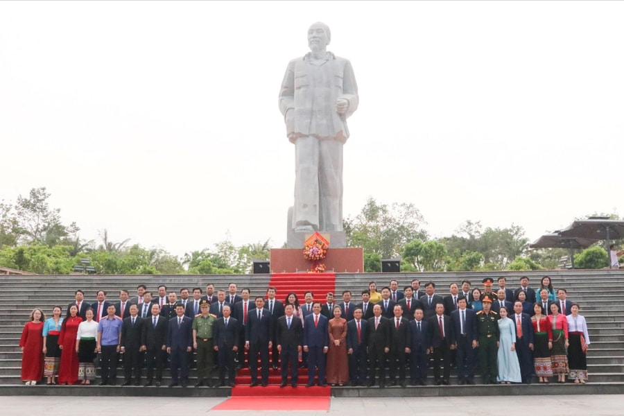 Dâng hoa tưởng niệm Chủ tịch Hồ Chí Minh trước Kỳ họp thứ Nhất, HĐND tỉnh Khóa XIX