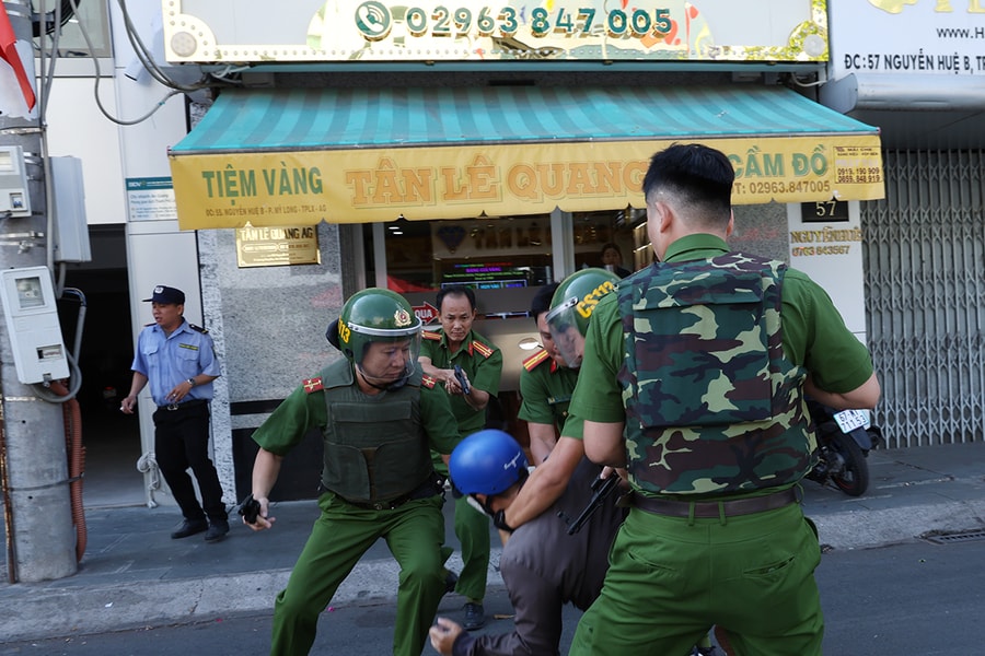 An Giang: Diễn tập phương án phòng chống cướp tài sản tại ngân hàng