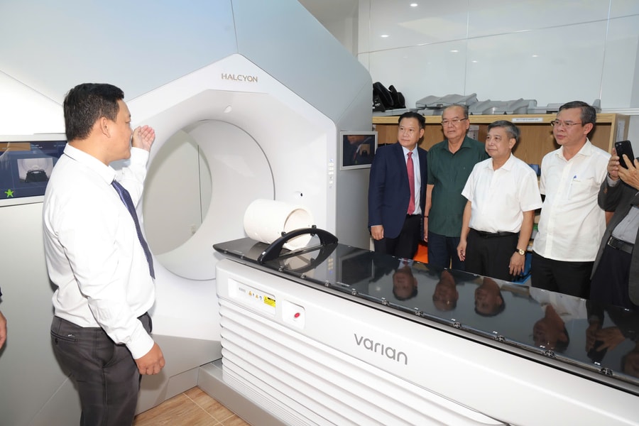 Cần Thơ: Lần đầu tiên đưa máy xạ trị gia tốc tuyến tính Halcyon vào hệ thống y tế công lập