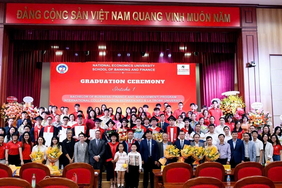 Khóa cử nhân quốc tế La Trobe - NEU đầu tiên tốt nghiệp: Mở rộng cơ hội việc làm trong môi trường toàn cầu