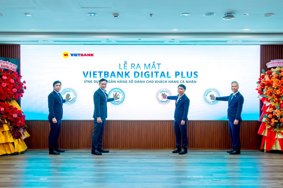 "Lắc" điện thoại để chuyển tiền: Trải nghiệm gây sốt trên nền tảng số mới của Vietbank