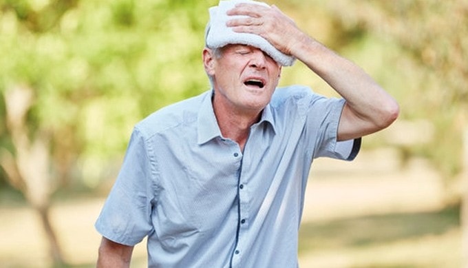 Người cao tuổi cần làm gì trước nguy cơ mắc các bệnh mùa nóng ?