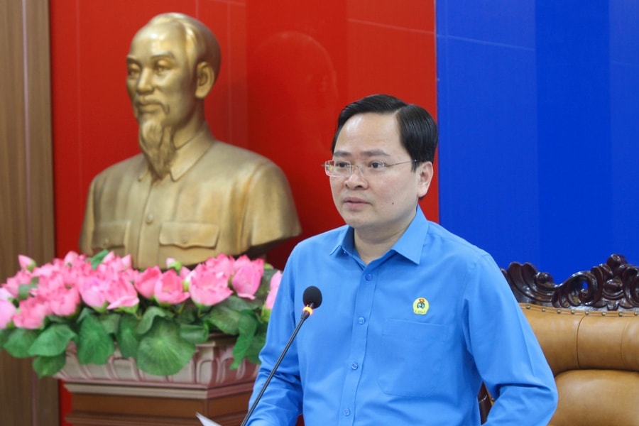 Tăng cường giáo dục chính trị và pháp luật cho người lao động