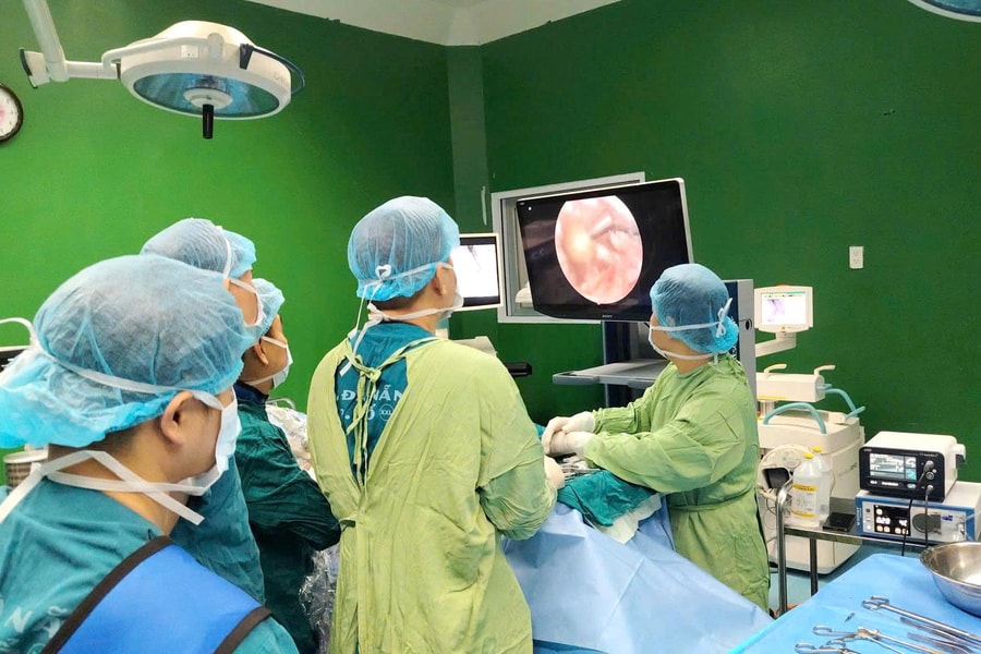 Lần đầu tiên triển khai phẫu thuật nội soi cột sống hai cổng tại Bệnh viện Đà Nẵng