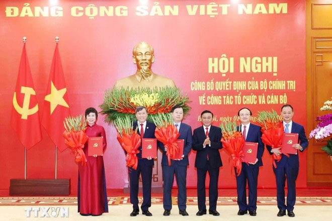 Hội nghị công bố Quyết định của Bộ Chính trị về công tác tổ chức và cán bộ của 5 cơ quan
