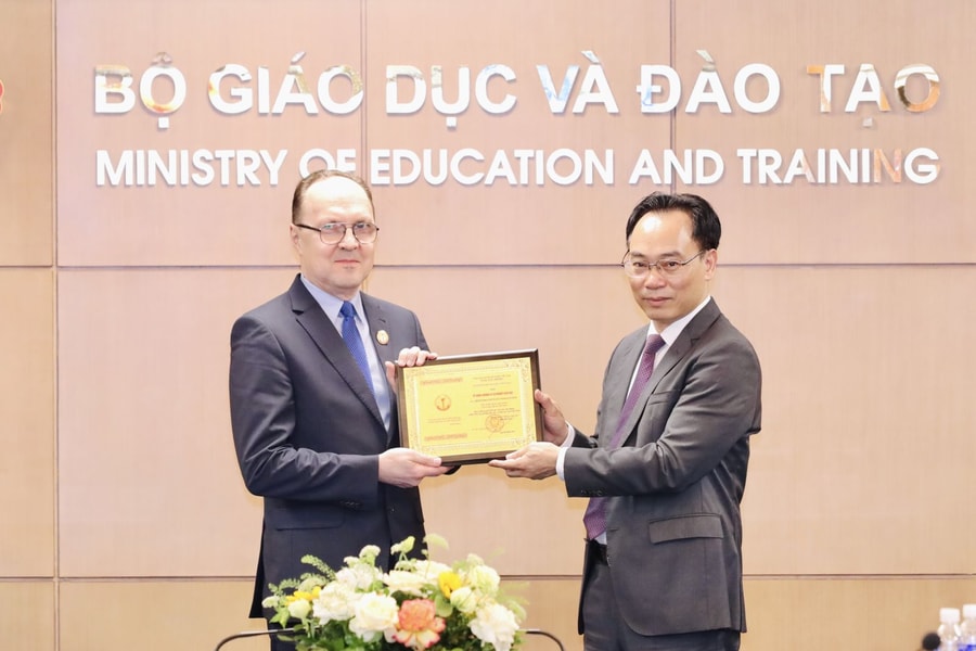 Trao Kỷ niệm chương “Vì sự nghiệp Giáo dục” cho Đại sứ đặc mệnh toàn quyền Liên bang Nga tại Việt Nam