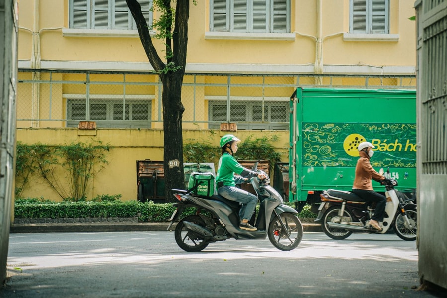Grab hỗ trợ tài xế xe xăng, xe điện tuần thứ 4 liên tiếp