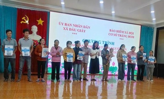 BHXH cơ sở Trảng Bom, Đồng Nai: Trao tặng thẻ BHYT đến người dân có hoàn cảnh khó khăn