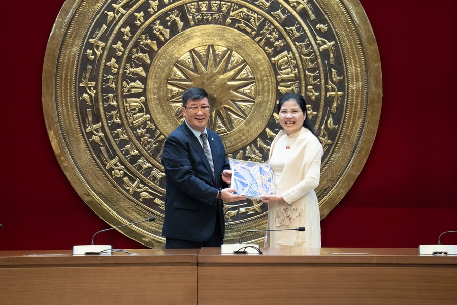 Phó Chủ tịch Hội đồng Dân tộc Đinh Thị Phương Lan tiếp Đại sứ Mông Cổ tại Việt Nam