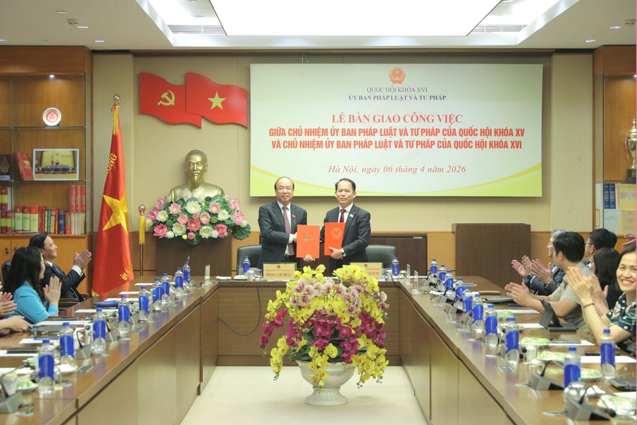 Lễ bàn giao công việc của lãnh đạo Ủy ban Pháp luật và Tư pháp