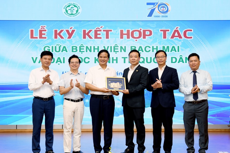 Bệnh viện Bạch Mai và Đại học Kinh tế Quốc dân ký kết thỏa thuận hợp tác