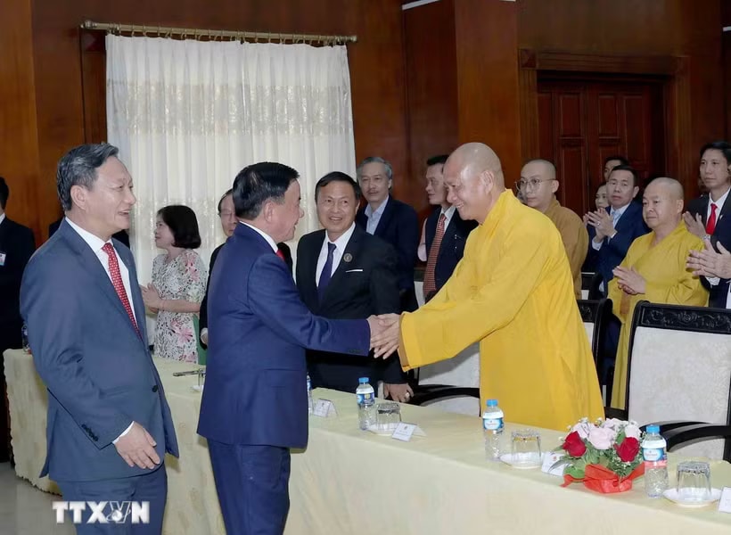 Thường trực Ban Bí thư gặp gỡ cán bộ Đại sứ quán và cộng đồng người Việt tại Lào