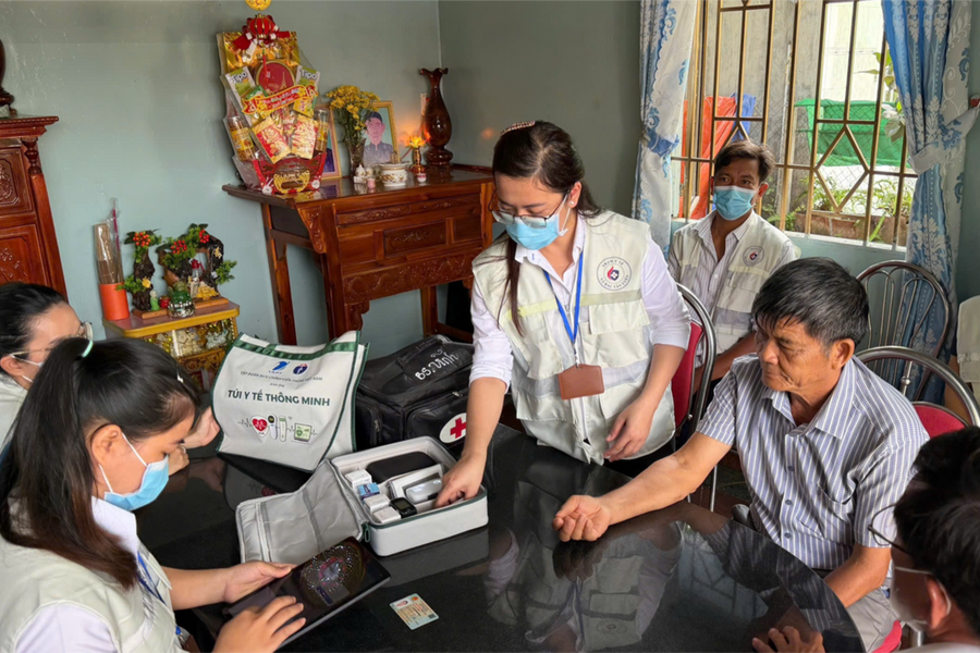 TP. Hồ Chí Minh: Người dân được bác sĩ đến tận nhà chăm sóc sức khỏe