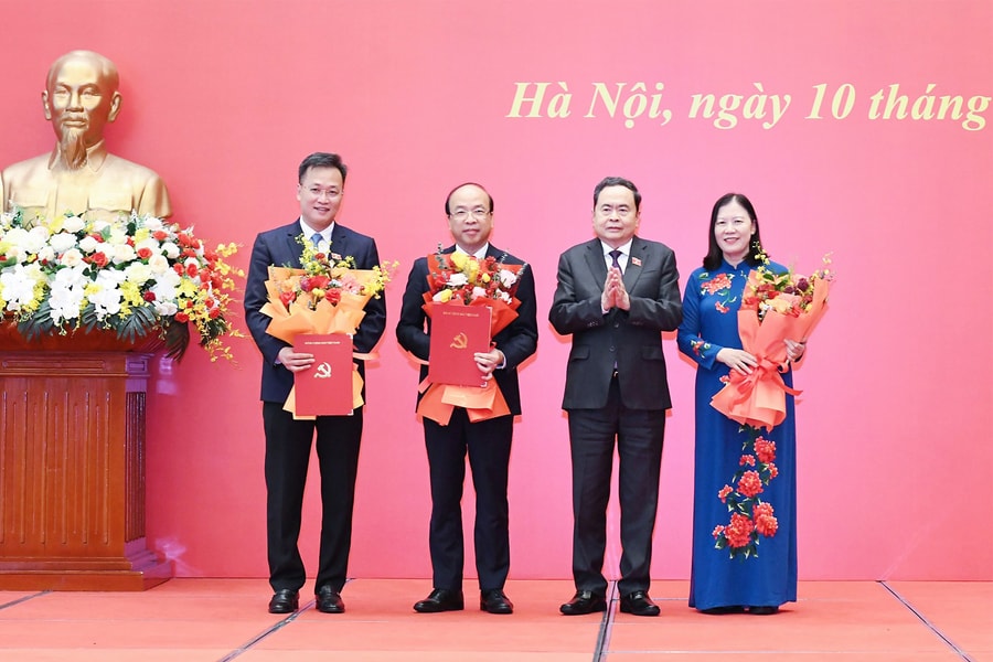 Bí thư Đảng ủy Quốc hội Trần Thanh Mẫn trao quyết định chỉ định Bí thư Đảng ủy các tổ chức Đảng trực thuộc Đảng bộ Quốc hội