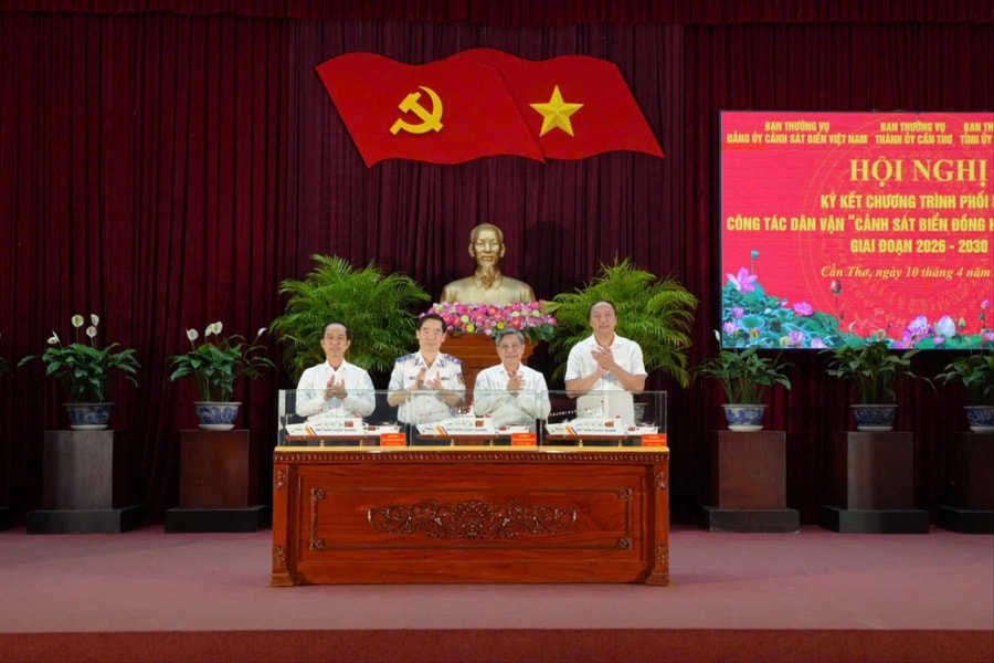 Ký kết Chương trình “Cảnh sát biển đồng hành với ngư dân”