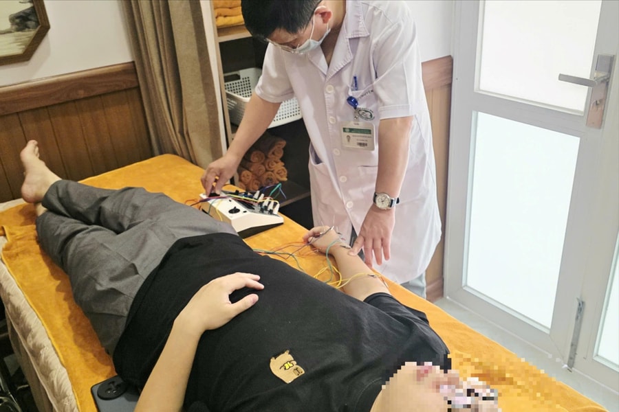 Sau giấc ngủ ngắn buổi trưa, nam thanh niên bị liệt cánh tay phải