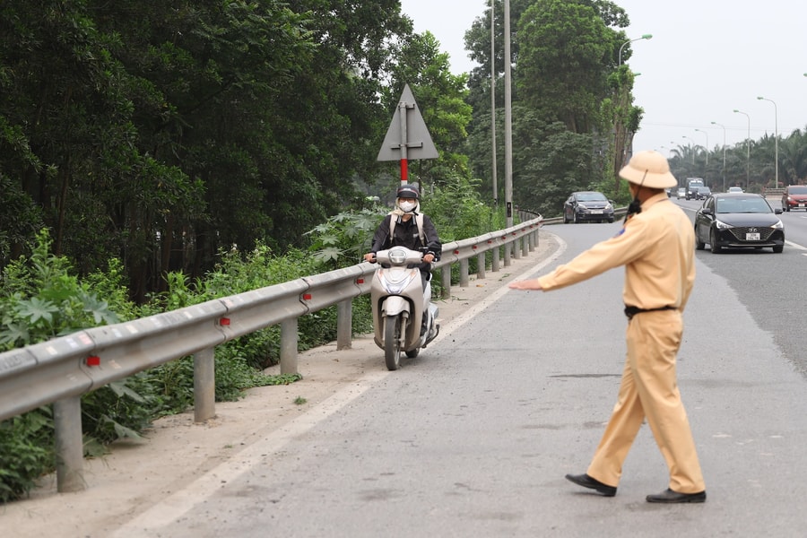 Hà Nội: Liều lĩnh đi xe máy vào cao tốc Đại lộ Thăng Long, hàng loạt tài xế bị xử lý