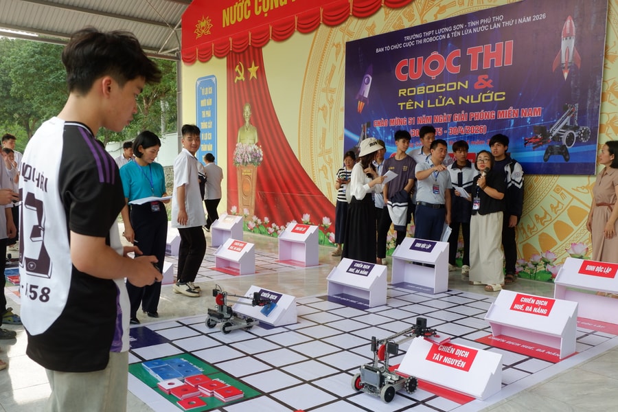 Học sinh Trường THPT Lương Sơn sôi nổi thi đấu robot và tên lửa nước
