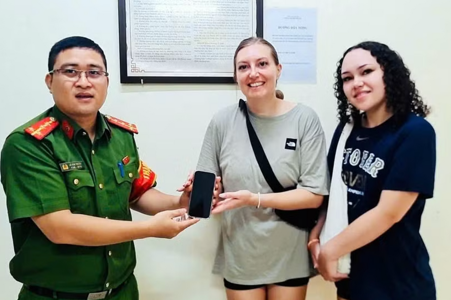 Nữ du khách viết thư cảm ơn Công an Hà Nội: "Việt Nam thật tuyệt đẹp và vô cùng an toàn"