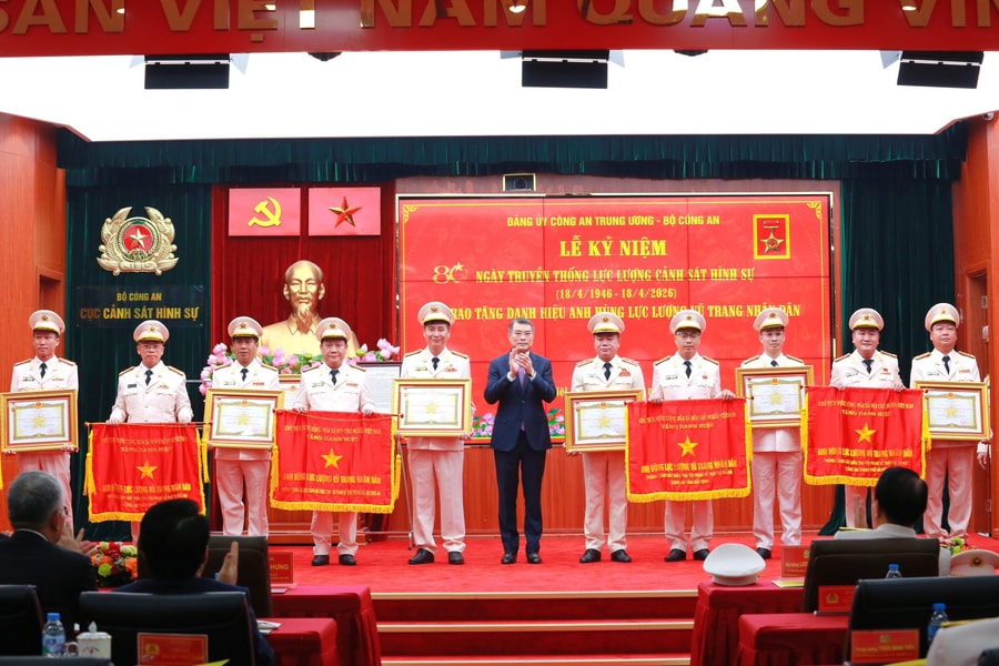 Trung tướng Nguyễn Thanh Tùng - Giám đốc Công an TP. Hà Nội đón nhận danh hiệu Anh hùng Lực lượng vũ trang nhân dân