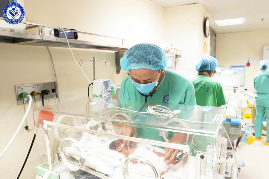 Hành trình hồi sinh của trẻ sinh cực non 500 gram sau hơn 4 tháng điều trị