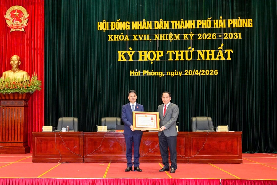 Bí thư Thành ủy Hải Phòng Lê Ngọc Châu nhận Huân chương Lao động hạng Nhì