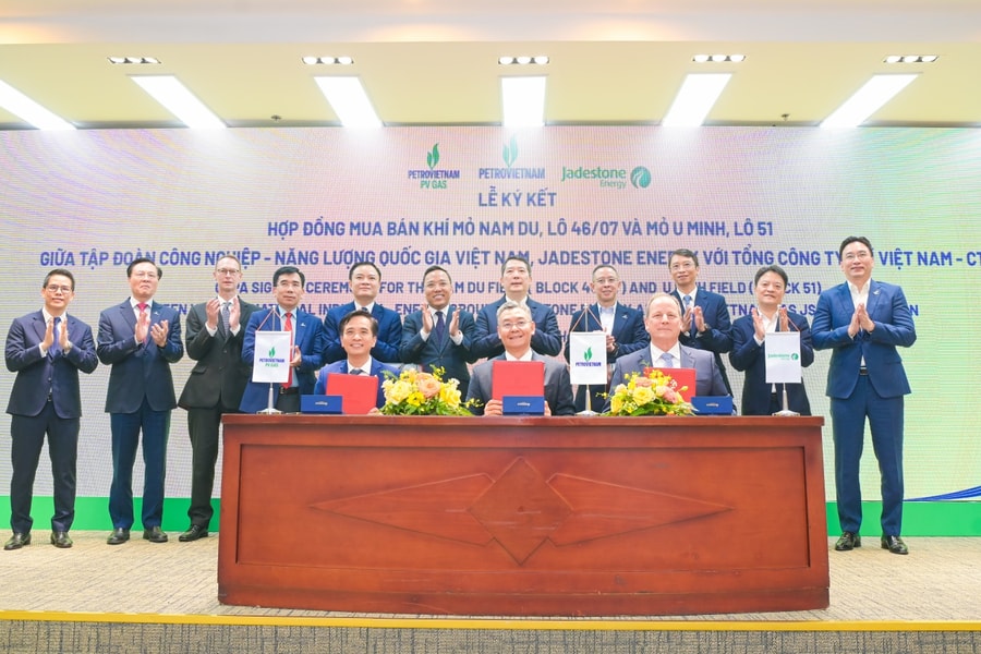 Petrovietnam: Ký kết và trao các văn kiện Dự án phát triển mỏ Nam Du - U Minh