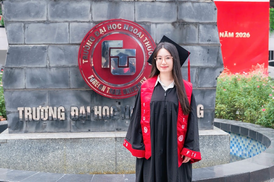 Nữ sinh Ngoại thương chia sẻ cách đi chậm để bước xa với tấm bằng Xuất sắc