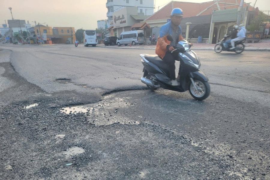 TP. Hồ Chí Minh: Yêu cầu khẩn trương khắc phục mặt đường Hoàng Hữu Nam