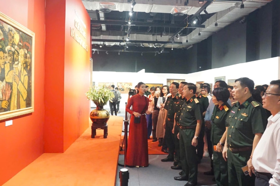Khai mạc triển lãm tranh sơn mài “Quê hương và người chiến sĩ”