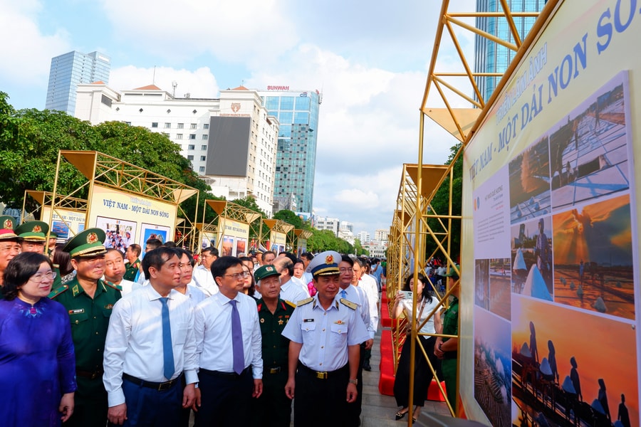 Khai mạc Triển lãm ảnh “Việt Nam - Một dải non sông” và “TP. Hồ Chí Minh vang mãi khúc khải hoàn”
