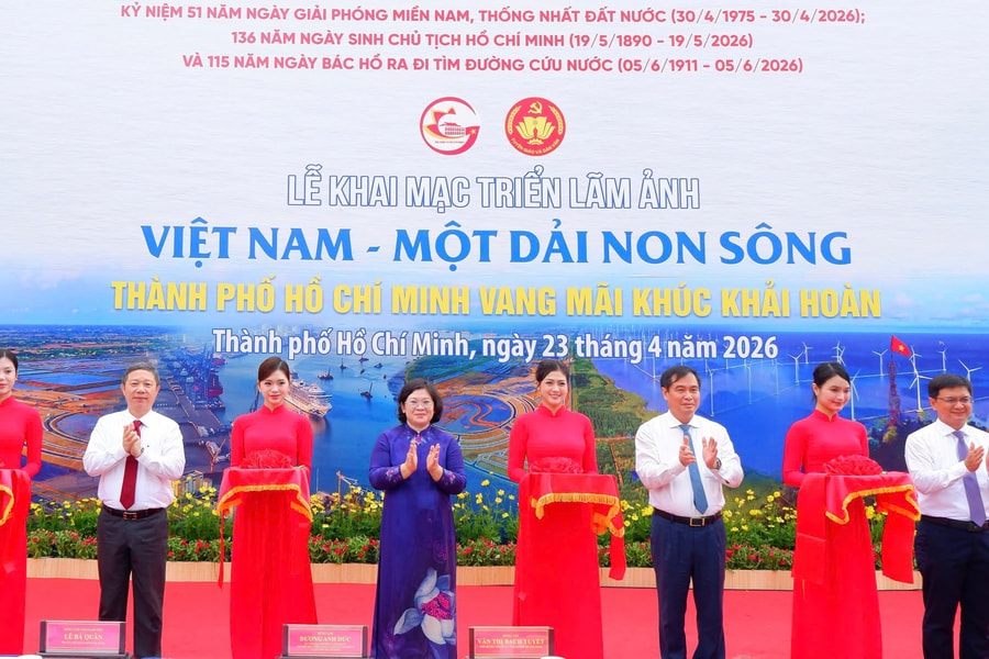 Triển lãm "Việt Nam - Một dải non sông" và "TP. Hồ Chí Minh vang mãi khúc khải hoàn"