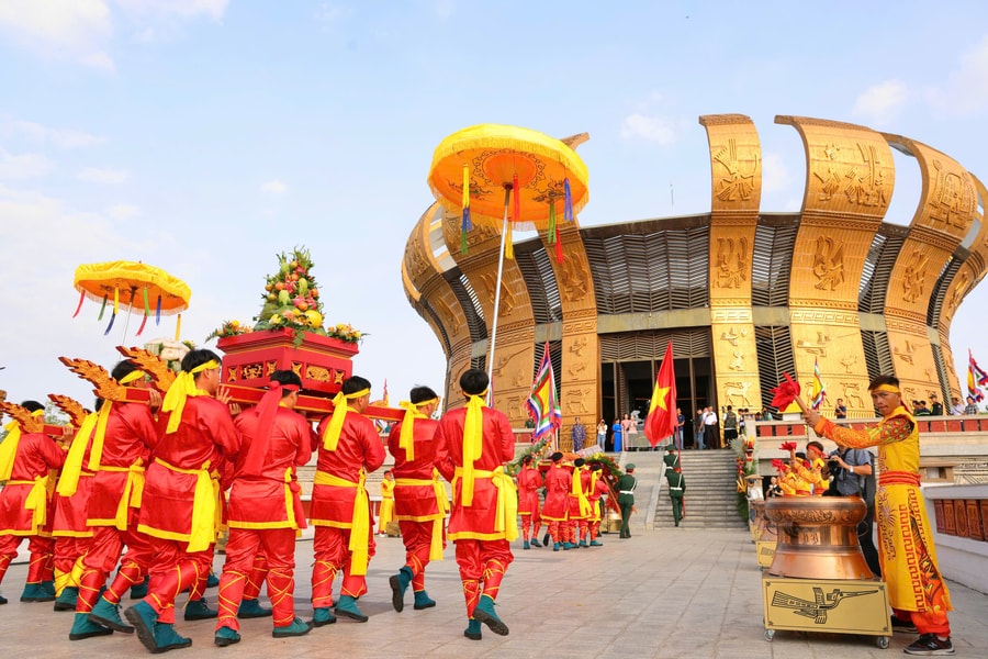 Lãnh đạo, người dân Cần Thơ, An Giang dâng hương Quốc Tổ Hùng Vương