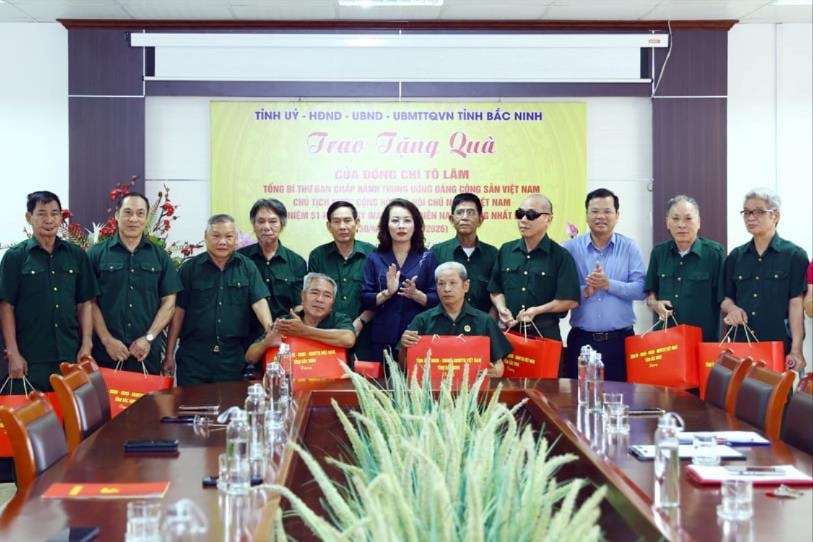 Trao tặng quà của Tổng Bí thư, Chủ tịch nước Tô Lâm cho Trung tâm Điều dưỡng Người có công tỉnh Bắc Ninh