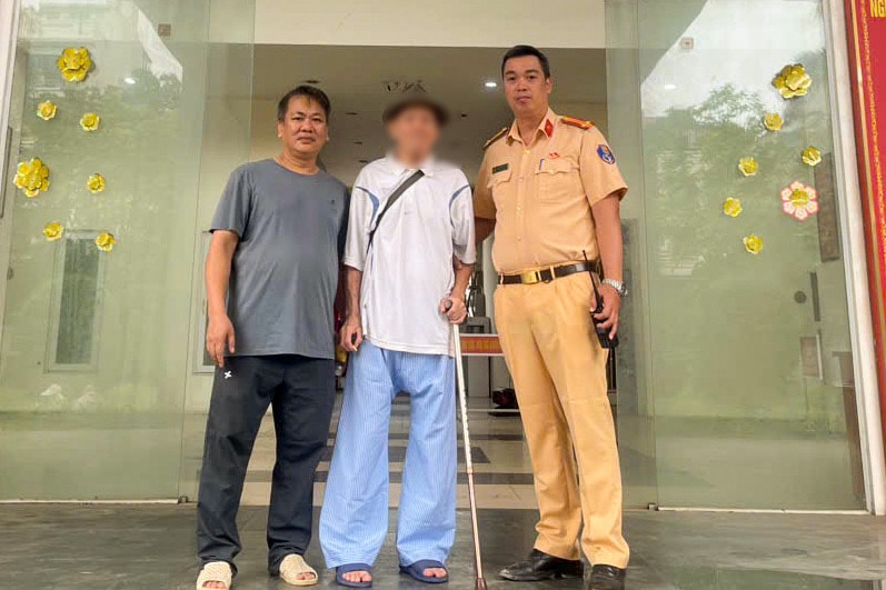 Hà Nội: Ứng dụng công nghệ quét nhận dạng khuôn mặt, CSGT kịp thời hỗ trợ cụ ông đi lạc trở về với gia đình