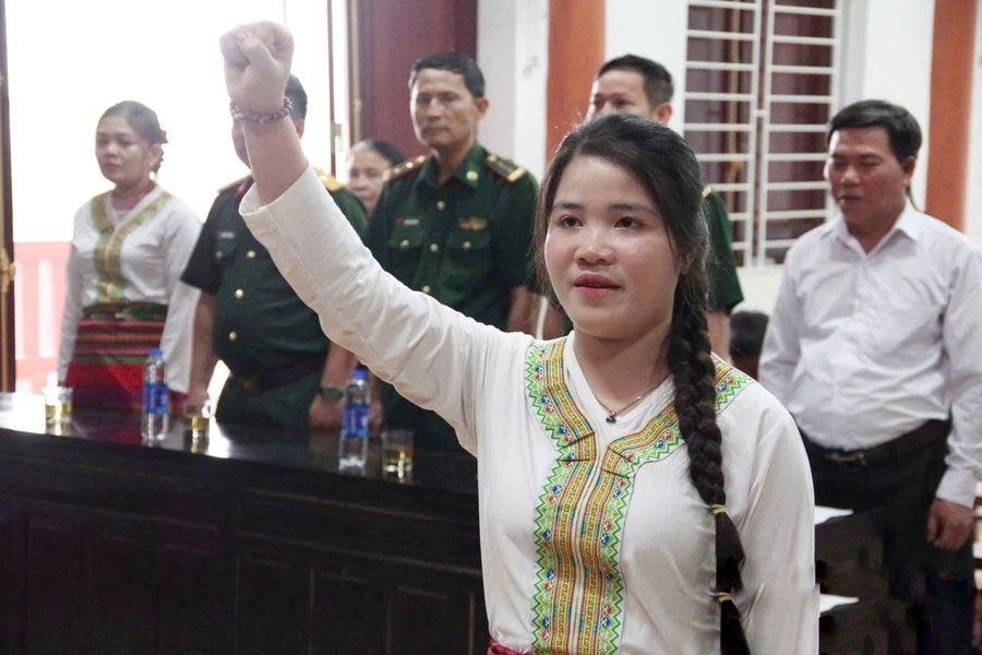 Nữ cử nhân đầu tiên của dân tộc Chứt vinh dự đứng trong hàng ngũ của Đảng