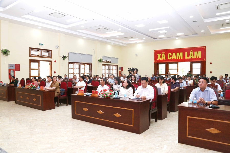 Cử tri xã Cam Lâm kiến nghị quan tâm lắp đặt hệ thống đèn chiếu sáng tại khu dân cư