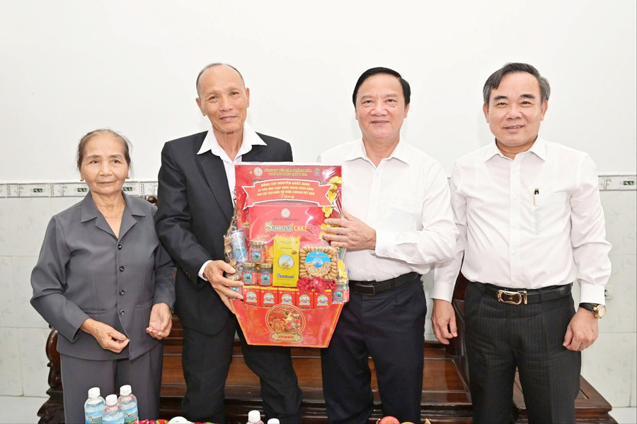 Phó Chủ tịch Quốc hội Nguyễn Khắc Định thăm, tặng quà gia đình chính sách tại Khánh Hòa