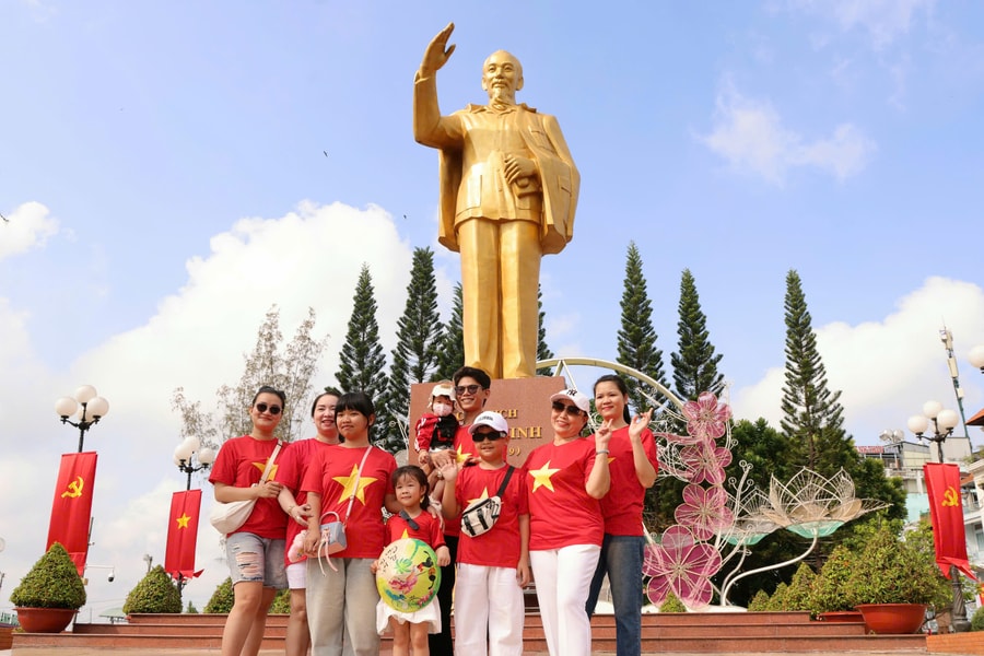 TP. Cần Thơ: Rực rỡ cờ đỏ sao vàng mừng Ngày giải phóng miền Nam