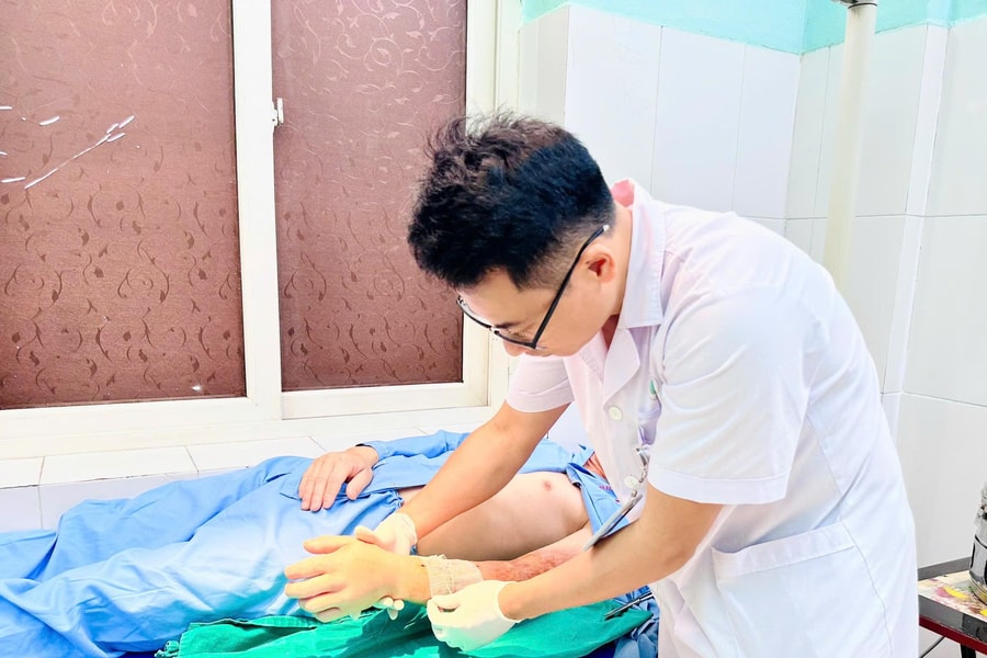 Nối thành công cẳng tay đứt rời cho nam công nhân bị máy cưa cuốn