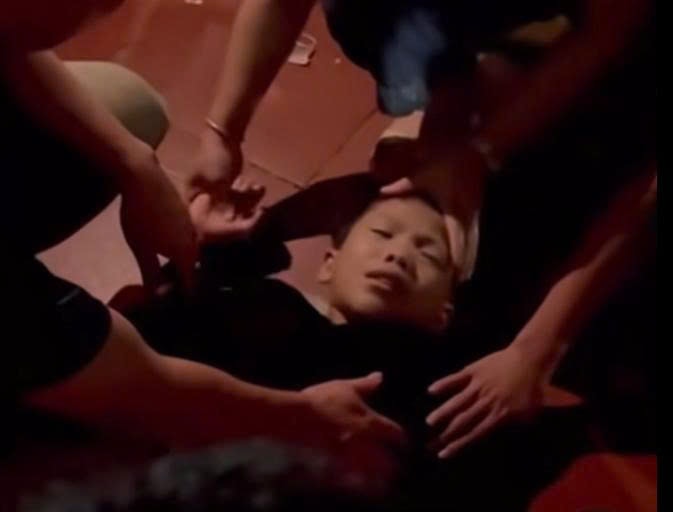 Bác sĩ lao vào ép tim cứu bé trai bị điện giật ngay khu vực biển
