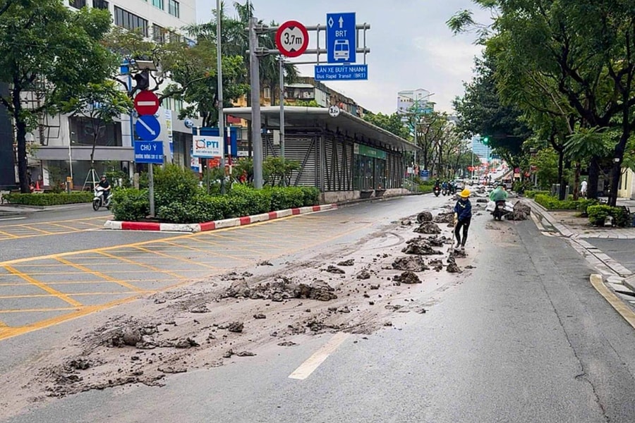 Hà Nội: Làm rơi vãi bùn đất giữa phố Láng Hạ, tài xế và chủ xe bị xử phạt nặng