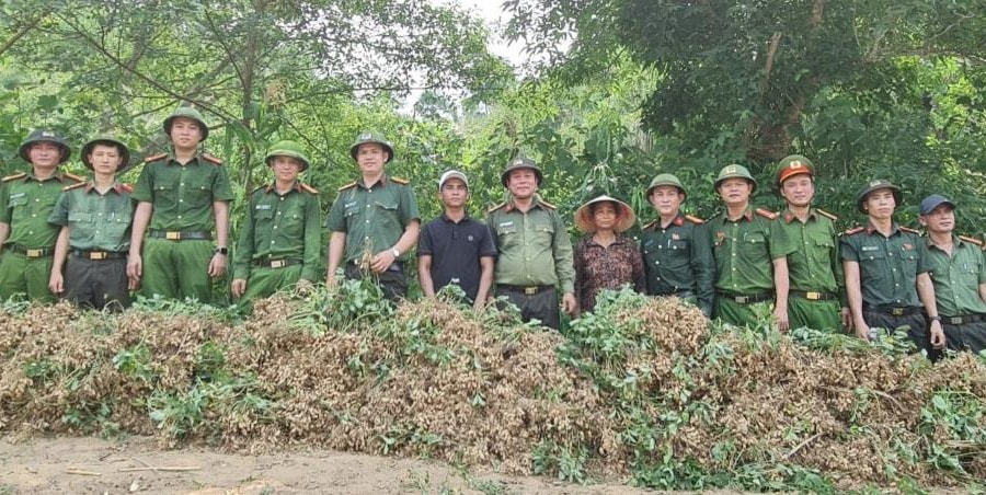 Trường Sơn - Quảng Trị những ngày hạn: Khi sắc phục xanh "chia lửa" cùng bà con