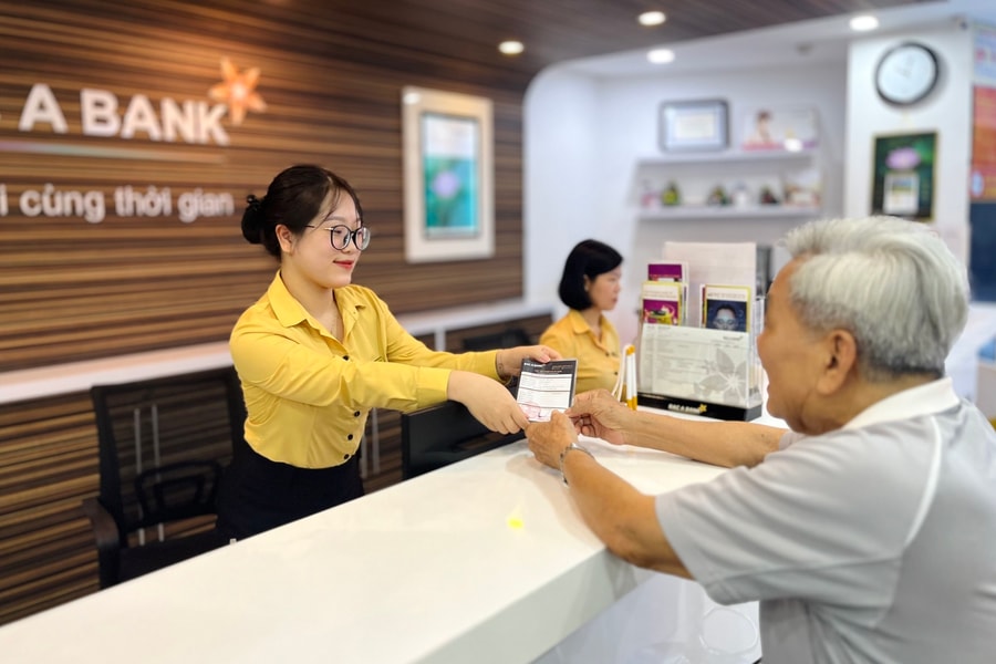 Lãi suất Chứng chỉ tiền gửi chạm mốc 8,7%: BAC A BANK "hâm nóng" thị trường dòng tiền